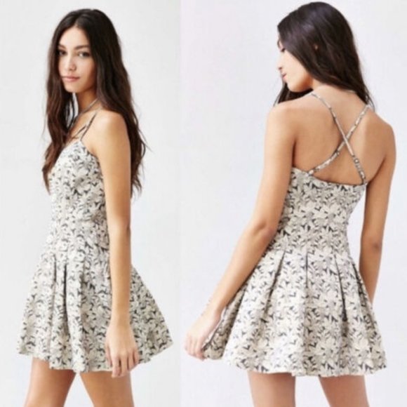 LOVERS + FRIENDS Dresses & Skirts - LOVERS + FRIENDS Sz S Abbie Gold Metallic Brocade Floral Strappy Mini Dress